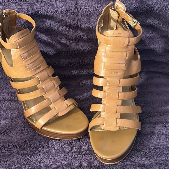 Guess - Picture 3 of 4